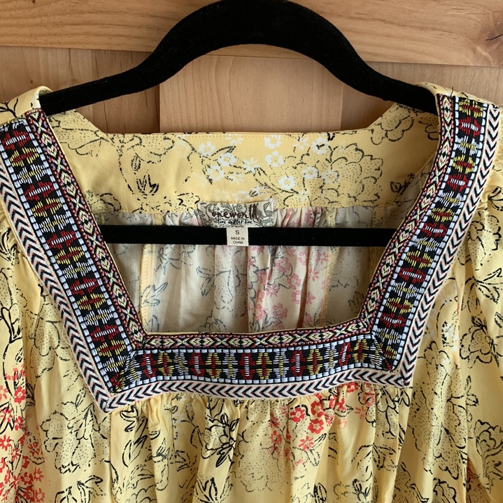 Embroidered blouse. - Picture 3 of 5